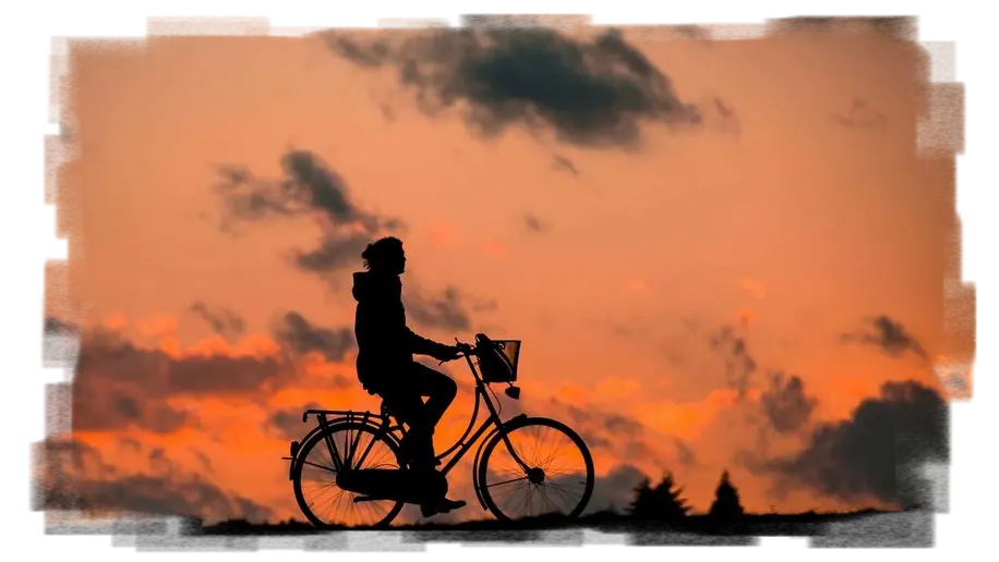 Ποδηλάτισσα στην δύση ηλίου