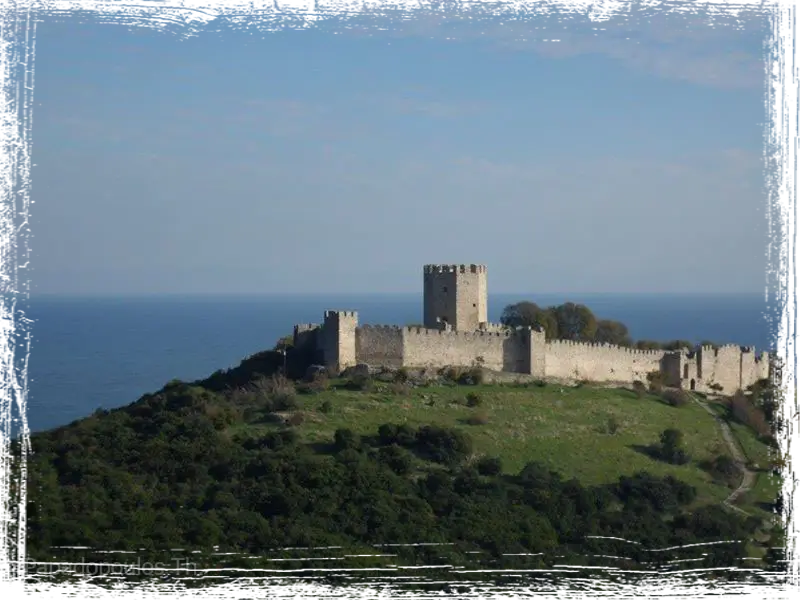 Βυζαντινό Κάστρο Πλαταμώνα από ψηλά με φόντο την θάλασσα